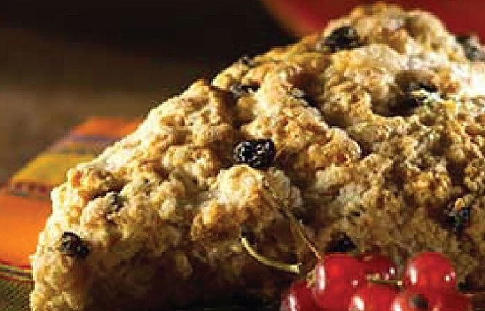 Panecillos de cereales, naranja y nuez con grosellas